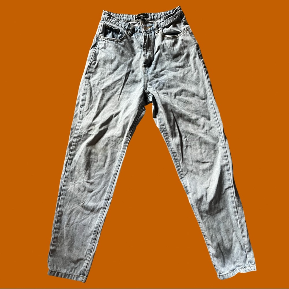 5/25$ Women's High Rise light wash Mom Jeans | Missguided